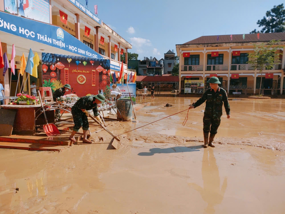 Cán bộ, chiến sỹ Bộ CHQS tỉnh Thái Nguyên hỗ trợ các trường học vệ sinh, dọn dẹp bùn đất. Ảnh: Duy Đức