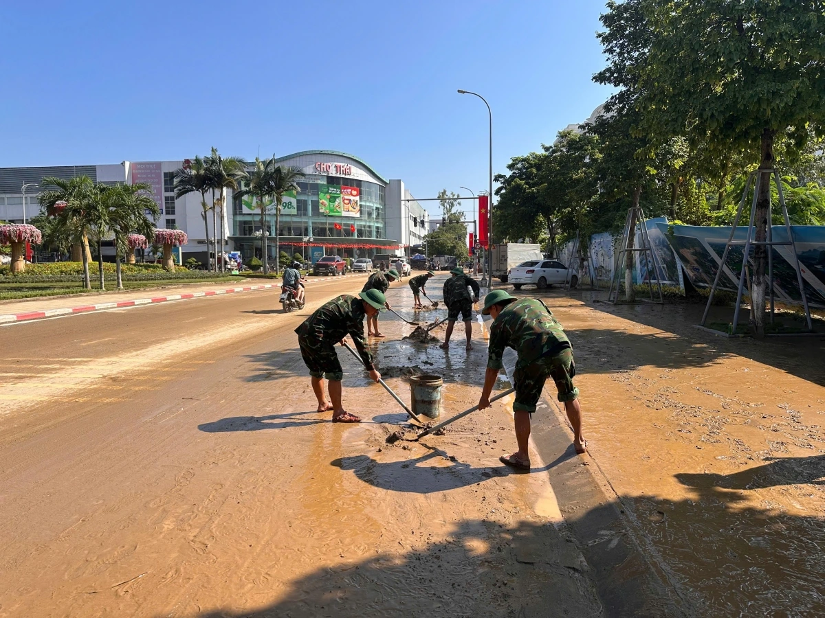 Lực lượng quân đội triển khai công tác dọn dẹp bùn đất ngay khi nước rút tại phường Phan Đình Phùng, tỉnh Thái Nguyên. Ảnh: Duy Đức