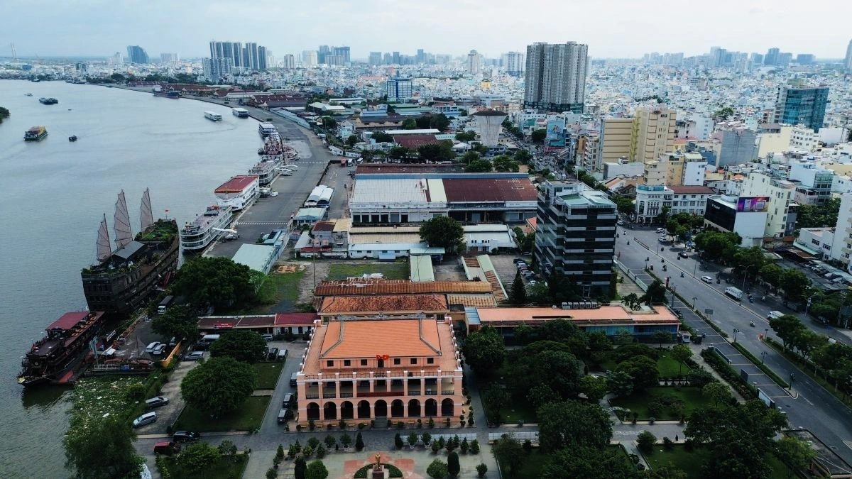Toàn cảnh Bến nhà Rồng (Ảnh Tỷ Huỳnh)