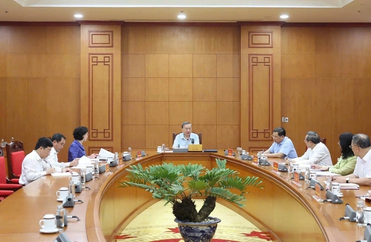 Tổng Bí thư Tô Lâm chủ trì cuộc làm việc với Bộ Nội Vụ và Bộ Nông nghiệp và Môi trường về hệ thống đơn vị sự nghiệp công lập thực hiện nhiệm vụ Khuyến nông ở địa phương khi vận hành mô hình chính quyền địa phương 2 cấp.