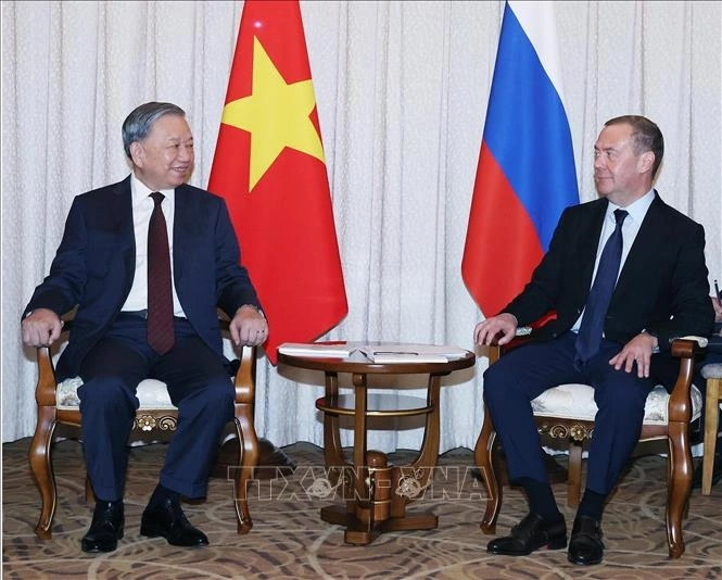 Tổng Bí thư Tô Lâm gặp Chủ tịch Đảng Nước Nga Thống nhất, Phó chủ tịch Hội đồng An ninh Liên bang Nga Dmitry Medvedev. (Ảnh: Thống Nhất/TTXVN)