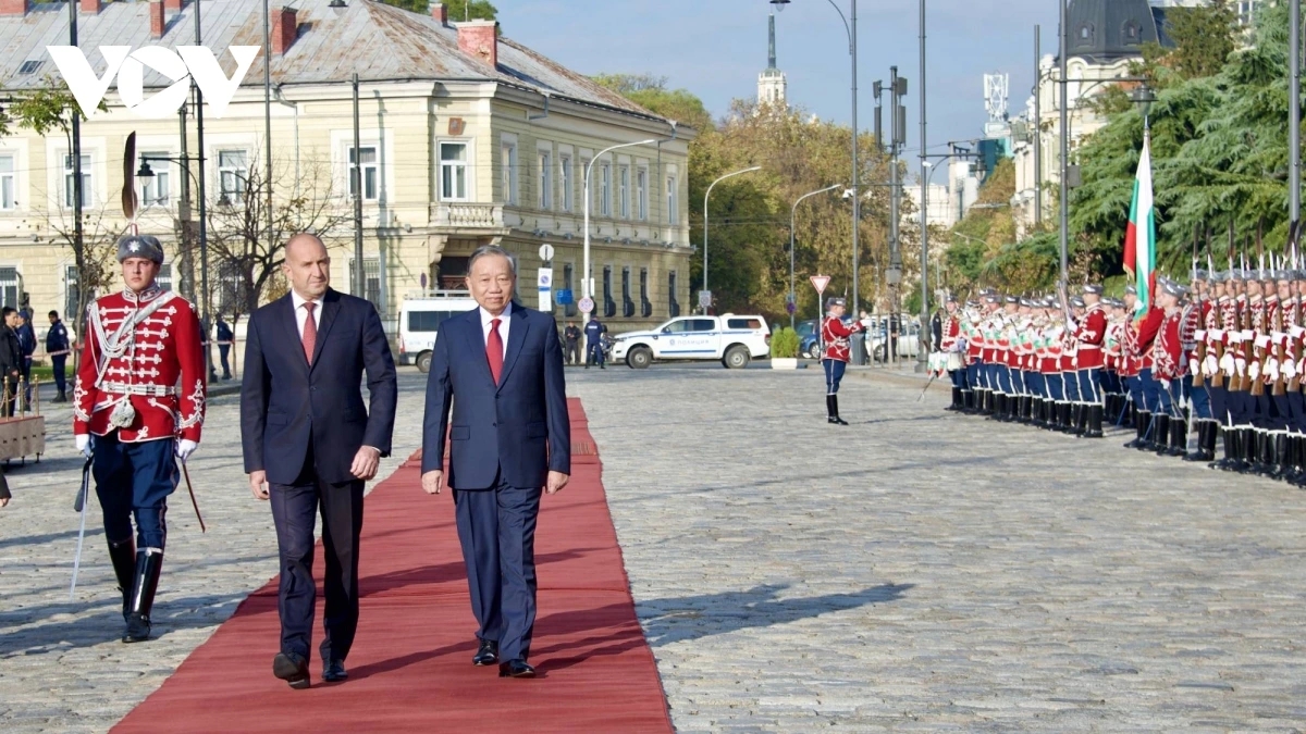 Tổng thống Cộng hòa Bulgaria Rumen Radev và Tổng Bí thư Tô Lâm duyệt đội danh dự