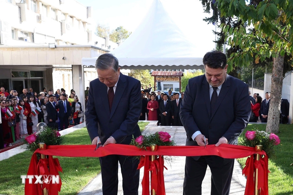 Chiều 24/10, Tổng Bí thư Tô Lâm và Phu nhân cùng đoàn đại biểu cấp cao Việt Nam đã dự Lễ khánh thành Tượng Chủ tịch Hồ Chí Minh trong khuôn viên Đại sứ quán Việt Nam tại Bulgaria.(Ảnh: TTXVN)