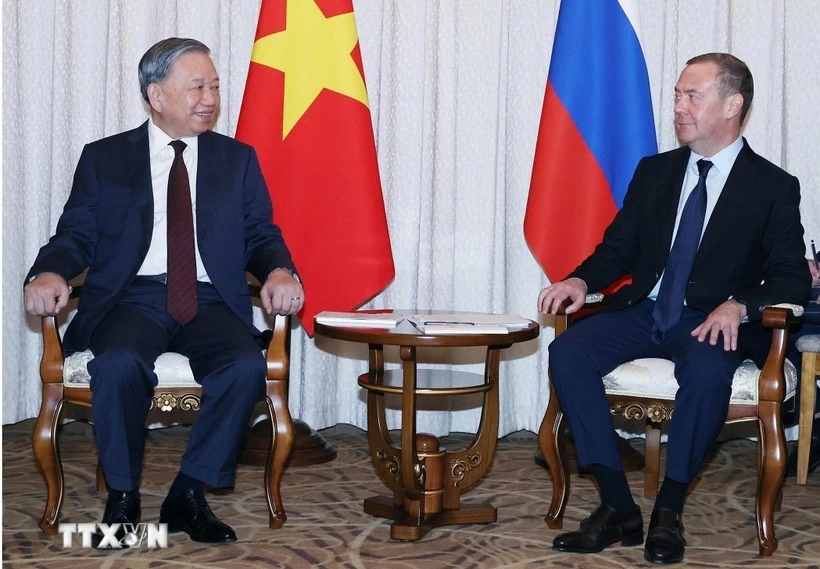 Cùng ngày 10/10, tại Bình Nhưỡng, nhân dịp tham dự Lễ kỷ niệm 80 năm thành lập Đảng Lao động Triều Tiên, Tổng Bí thư Tô Lâm đã có cuộc gặp Chủ tịch Đảng Nước Nga thống nhất, Phó Chủ tịch Hội đồng an ninh Nga Dmitry Medvedev. Hai nhà lãnh đạo nhất trí triển khai hiệu quả Kế hoạch tổng thể về hợp tác Việt Nam – Nga đến năm 2030 và các thoả thuận đã đạt được thời gian qua. Hai bên cũng đã trao đổi về một số vấn đề khu vực và quốc tế cùng quan tâm, đề cao vai trò của Liên Hợp Quốc, APEC, ASEAN. (Ảnh: TTXVN)