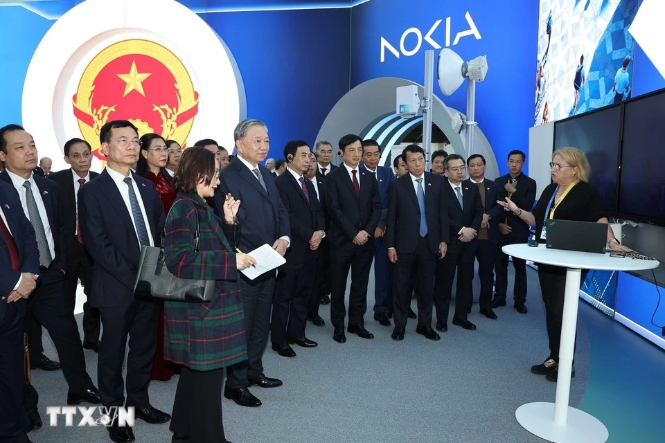 Cũng trong chiều 21/10/2025, tại thủ đô Helsinki, Tổng Bí thư Tô Lâm đã tới thăm Trung tâm trải nghiệm - Trụ sở Công ty Nokia. (Ảnh: TTXVN)
