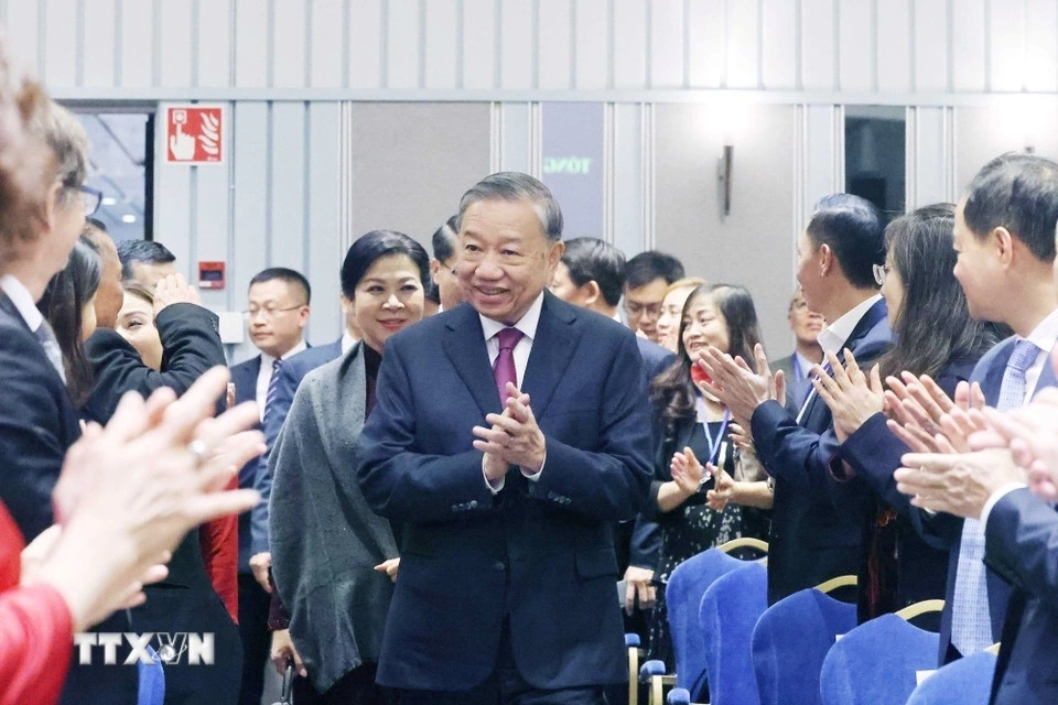 Ngày 21/10, Tổng Bí thư Tô Lâm và Phu nhân Ngô Phương Ly đã có buổi gặp gỡ cán bộ, nhân viên các cơ quan đại diện Việt Nam và đại diện cộng đồng người Việt Nam tại Phần Lan, Đan Mạch, Thụy Điển và Na Uy. Tổng Bí thư Tô Lâm chúc cộng đồng người Việt Nam tại Bắc Âu luôn đoàn kết, hướng về Tổ quốc, tiếp tục phát huy truyền thống hiếu học, nhân ái, cần cù, đóng góp cho sự phát triển của đất nước, vun đắp hình ảnh Việt Nam năng động, thân thiện, giàu bản sắc trong mắt bạn bè quốc tế. (Ảnh: TTXVN)