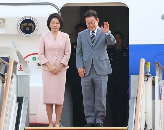 Tổng thống Hàn Quốc và phu nhân lên máy bay sang Malaysia dự Hội nghị thượng đỉnh ASEAN. (Ảnh: Yonhap News)