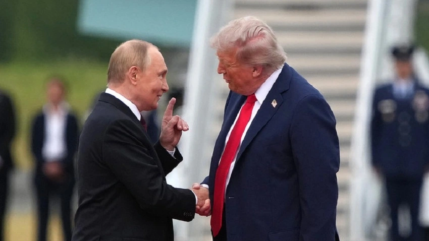 Tổng thống Nga Vladimir Putin gặp Tổng thống Mỹ Donald Trump tại Alaska. Ảnh: Getty