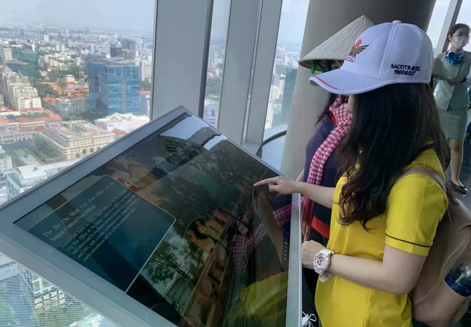 Tourists exploring HCM City destinations using 3D technology