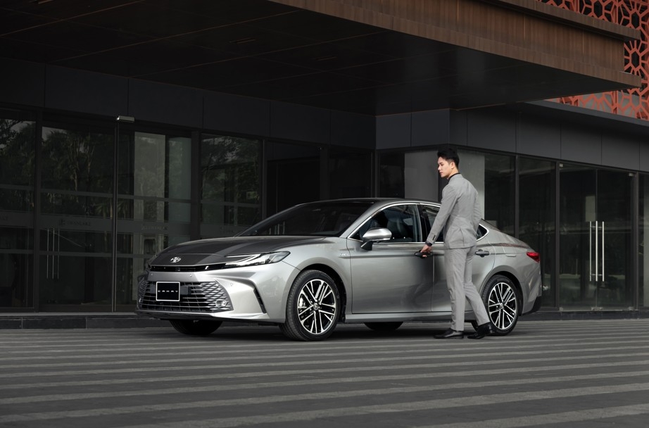 Toyota Camry là biểu tượng của dòng sedan sang hạng D trong tâm trí người Việt.