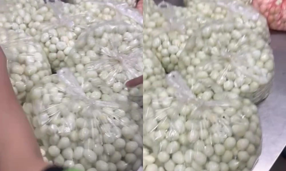 Trứng cút, thịt tươi sống cũng được ghi nhận có mùi lạ, đóng gói trong túi nilon không đảm bảo vệ sinh (cắt từ clip)