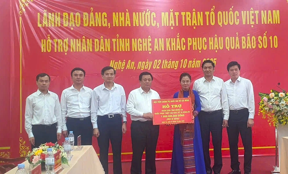 Ông Nguyễn Xuân Thắng trao 1 tỷ đồng cho tỉnh Nghệ An khắc phục hậu quả bão số 10.