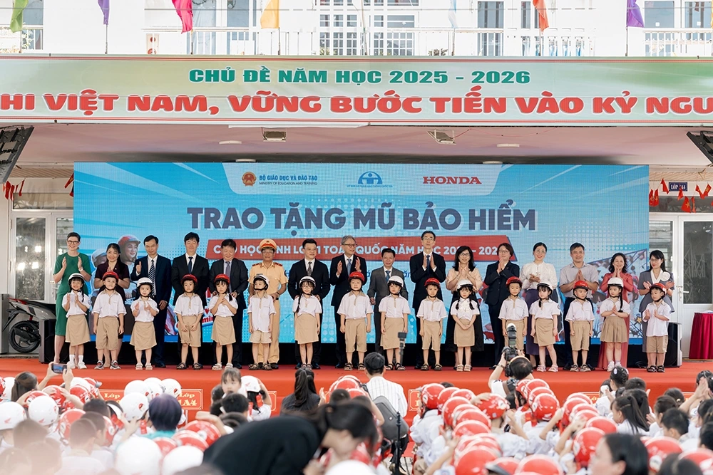 Honda Việt Nam (HVN) vinh dự được phối hợp với Ủy ban An toàn Giao thông Quốc gia và Bộ Giáo dục &amp; Đào tạo trao tặng 1,8 triệu mũ bảo hiểm đạt chuẩn cho học sinh lớp 1 trên toàn quốc năm học 2025 – 2026