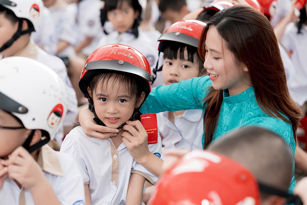 trao_mu_bao_hiem_5.jpg