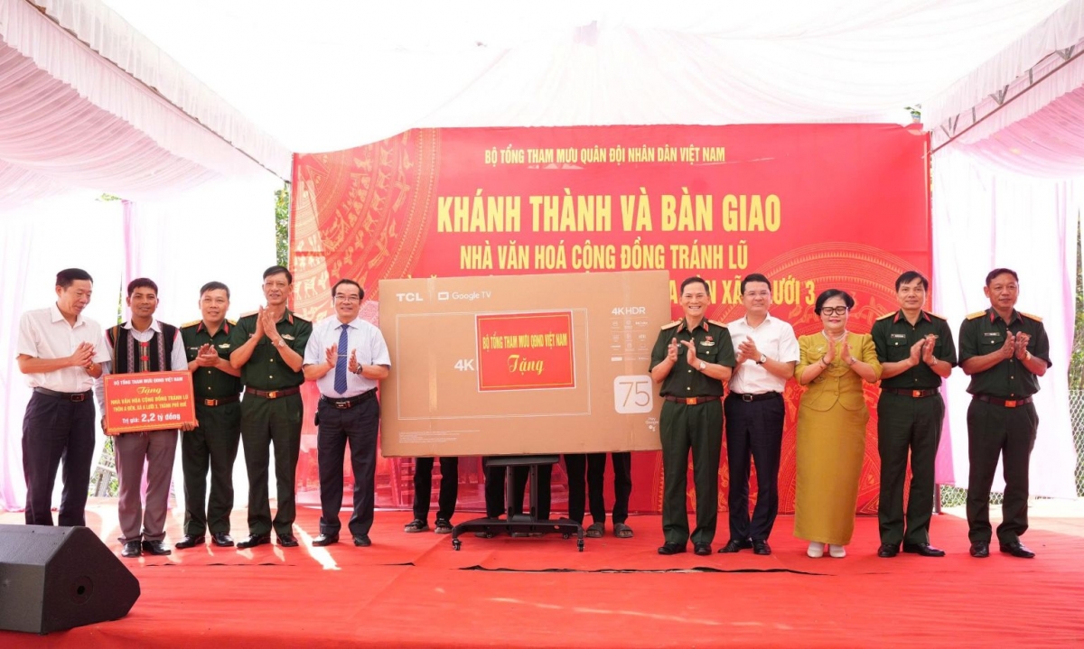 Trao quà tặng bà con xã A Lưới 3, thành phố Huế