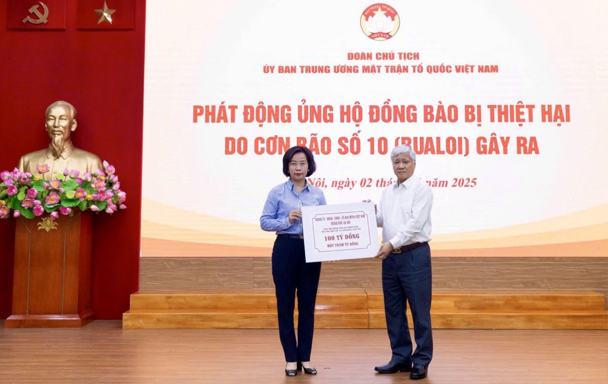 Ủy viên Bộ Chính trị, Bí thư Trung ương Đảng, Chủ tịch Ủy ban Trung ương MTTQ Việt Nam Đỗ Văn Chiến tiếp nhận ủng hộ từ Thành ủy - HĐND - UBND - Ủy ban MTTQ Việt Nam thành phố Hà Nội số tiền ủng hộ 100 tỷ đồng. Thay mặt lãnh đạo Thành phố, đồng chí Bùi Huyền Mai - Ủy viên Ban Thường vụ Thành ủy, Phó Chủ tịch Thường trực Ủy ban MTTQ Việt Nam Thành phố trao số tiền ủng hộ.