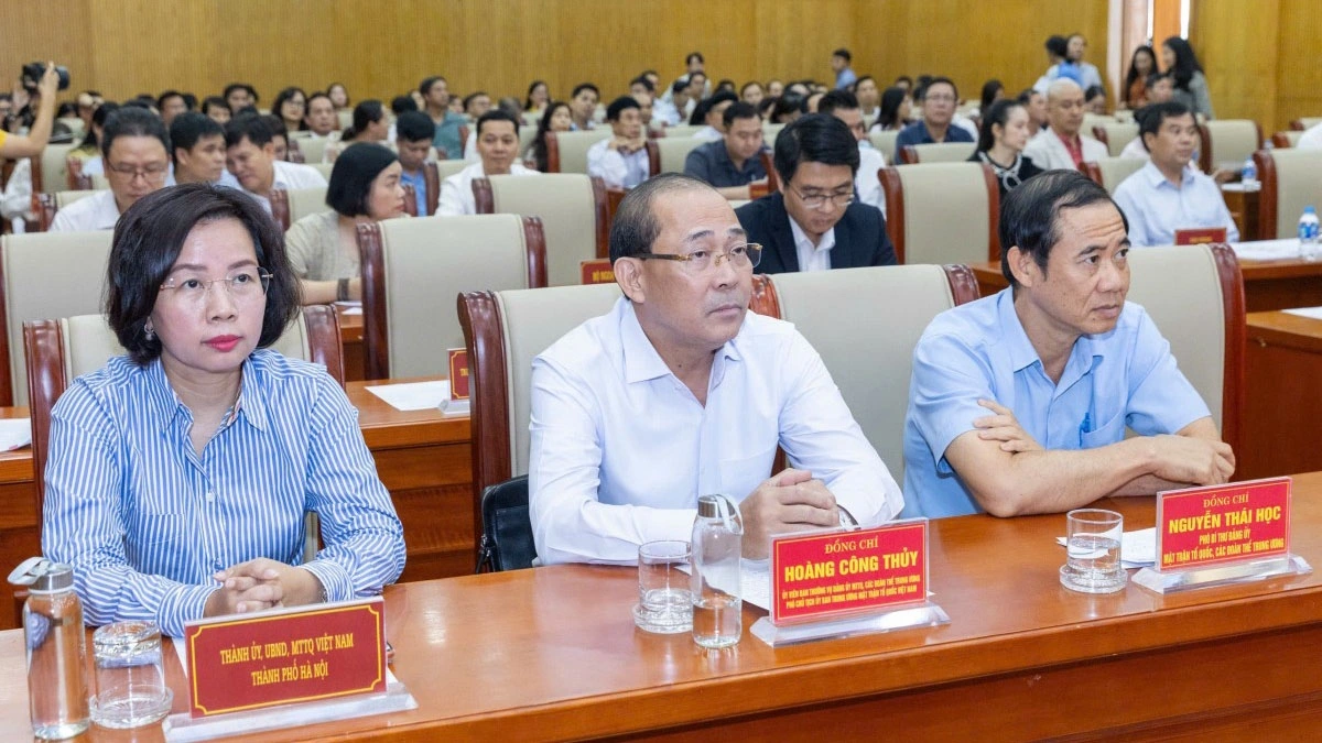 Các lãnh đạo tham dự Lễ phát động