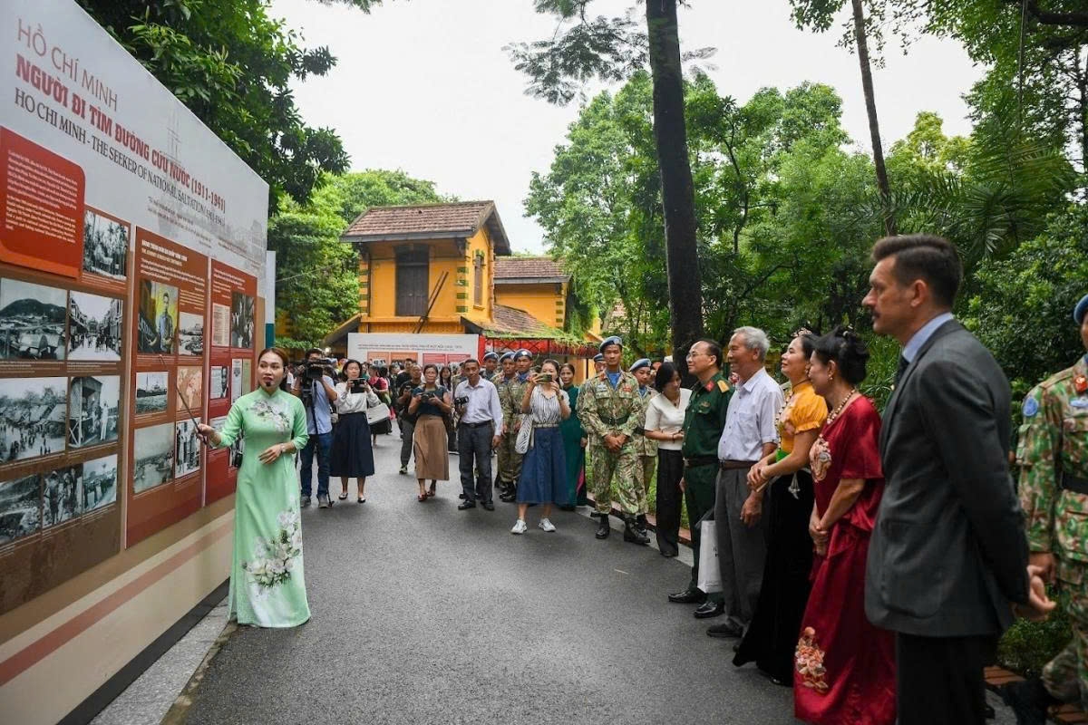 Các đại biểu tìm hiểu về Triển lãm “Việt Nam-Hồ Chí Minh-Những mốc son lịch sử dân tộc”
