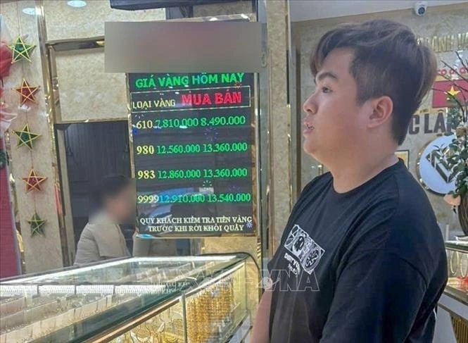 Nghi can Trần Hồng Phát được công an đưa đến nơi bán vàng trộm được. Ảnh: TTXVN phát