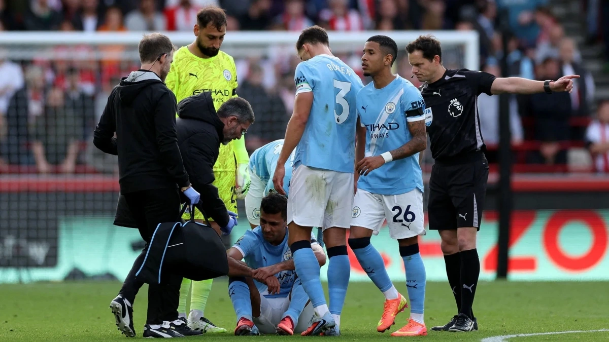 Rodri chấn thương rời sân giữa hiệp 1. (Ảnh: Premier League). 