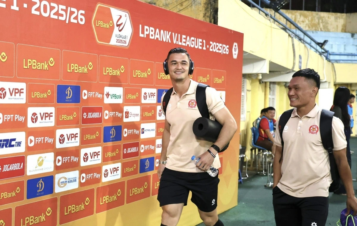 Các cầu thủ CLB CA TP.HCM đã có mặt tại sân Hàng Đẫy. (Ảnh: CLB CA TP.HCM). 