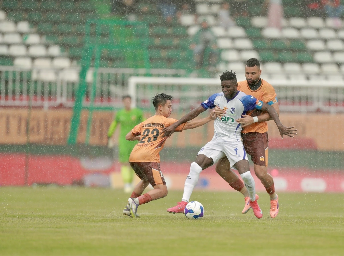 Olaha đang bị Jairo theo như hình với bóng.