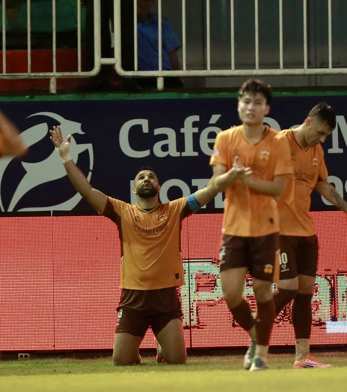 HAGL kịp thời trở lại trong cuộc đua trụ hạng.