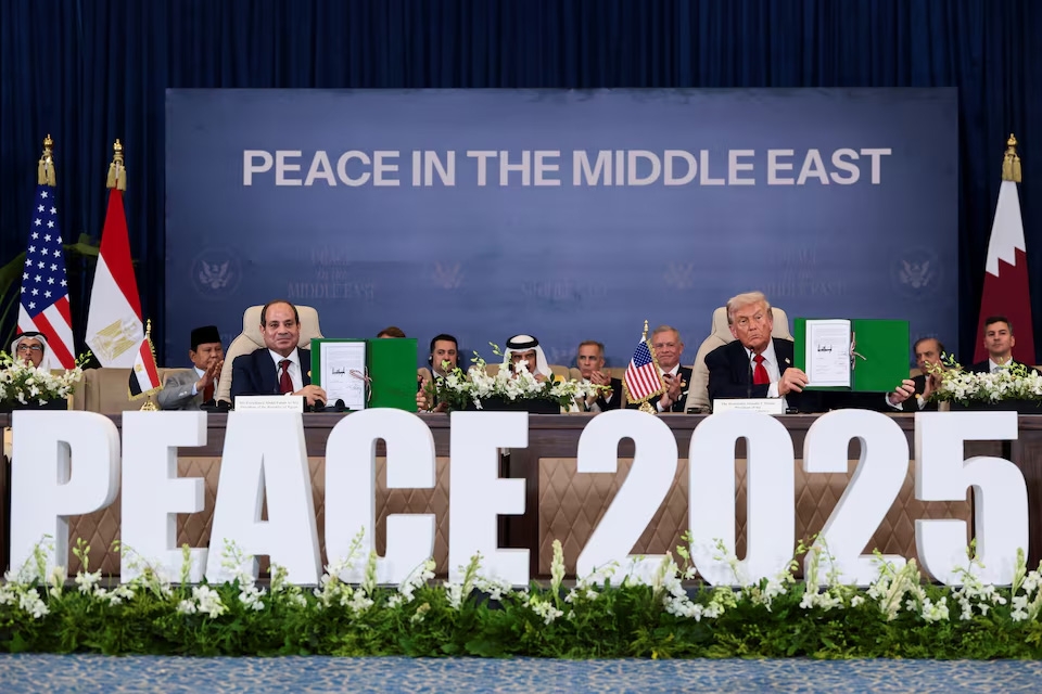 Tổng thống Mỹ Donald Trump và Tổng thống Ai Cập Abdel Fattah El Sisi cầm trên tay thỏa thuận đã ký kết về giai đoạn 1 của thỏa thuận ngừng bắn giữa Israel và phong trào Hamas, tại thành phố Sharm El Sheikh, Ai Cập, ngày 13/10/2025. Ảnh: Reuters