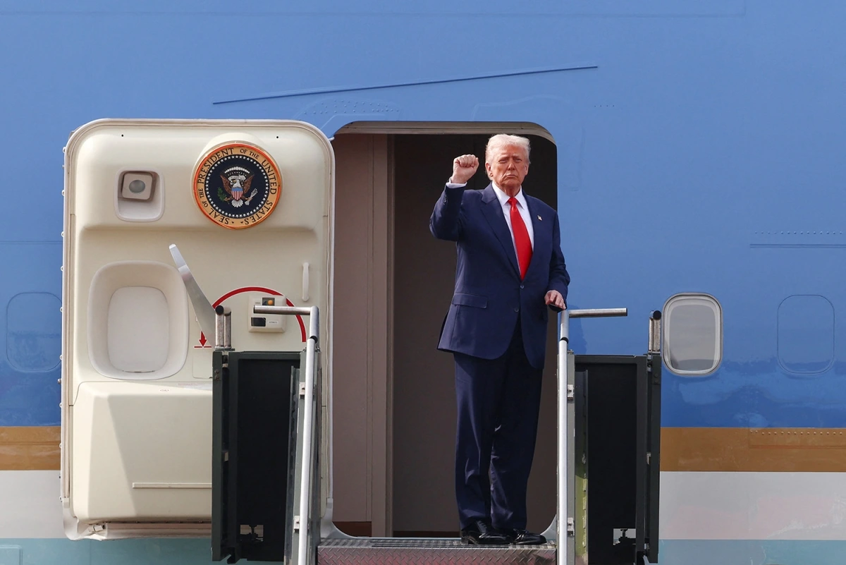 Tổng thống Mỹ Donald Trump lên chuyên cơ Air Force One rời Hàn Quốc sau khi kết thúc cuộc gặp với Chủ tịch Trung Quốc Tập Cận Bình ngày 30/10/2025. Ảnh: Reuters