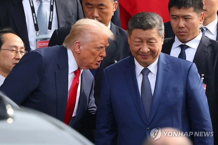 Tổng thống Mỹ Donald Trump (trái) trao đổi với Chủ tịch Trung Quốc Tập Cận Bình sau khi rời cuộc gặp tại Busan, Hàn Quốc, ngày 30/10/2025. Ảnh: Yonhap