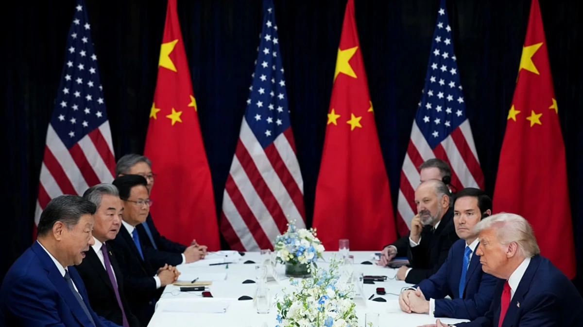 Tổng thống Mỹ Donald Trump (phải) trao đổi với Chủ tịch Trung Quốc Tập Cận Bình trong cuộc gặp song phương tại Căn cứ không quân Gimhae, thành phố Busan, Hàn Quốc, ngày 30/10/2025. Ảnh: Getty