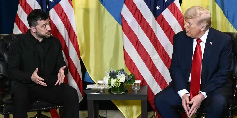 Tổng thống Mỹ Donald Trump (phải) và người đồng cấp Volodymyr Zelensky bên lề Đại hội đồng Liên hợp quốc tại New York ngày 23/9 vừa qua. Ảnh: Le Monde