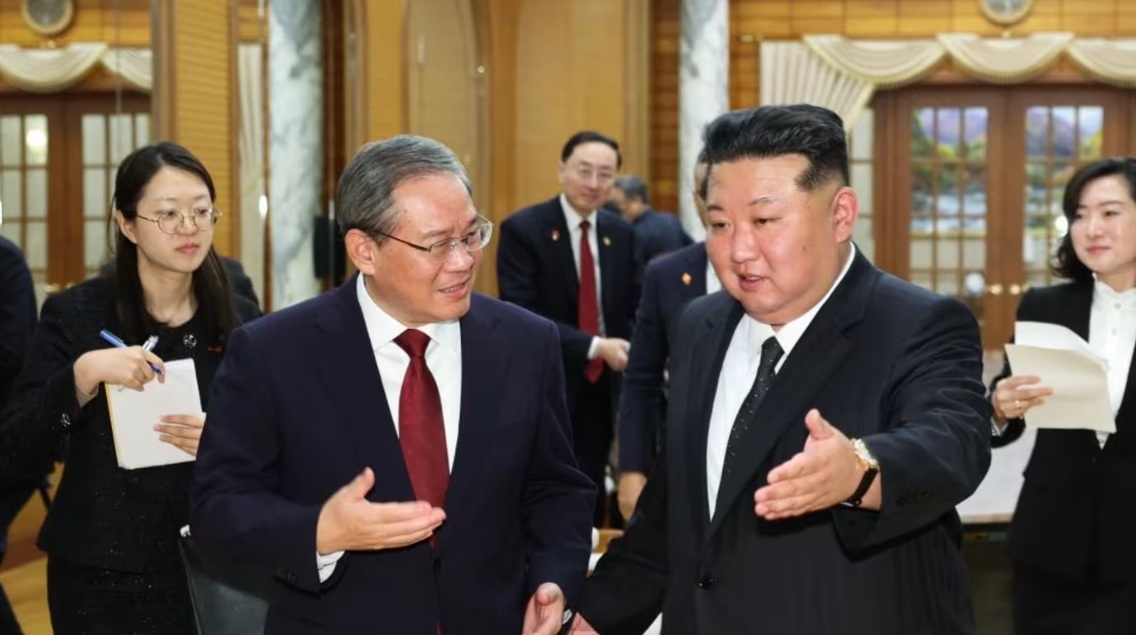 Thủ tướng Trung Quốc Lý Cường hội kiến Chủ tịch Triều Tiên Kim Jong-un. Ảnh: Tân Hoa xã