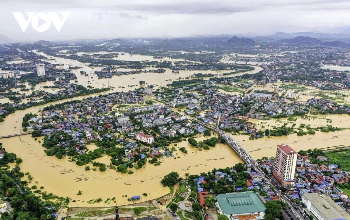 Thứ trưởng Bộ Nông nghiệp và Môi trường Nguyễn Hoàng Hiệp thẳng thắn nhìn nhận, công tác dự báo mưa lũ cực đoan vẫn còn hạn chế, nhiều phương án ứng phó bị động. Hạ tầng yếu, phương tiện thiếu khiến nhiều địa phương không kịp chống đỡ trước đợt mưa lũ lịch sử vừa qua