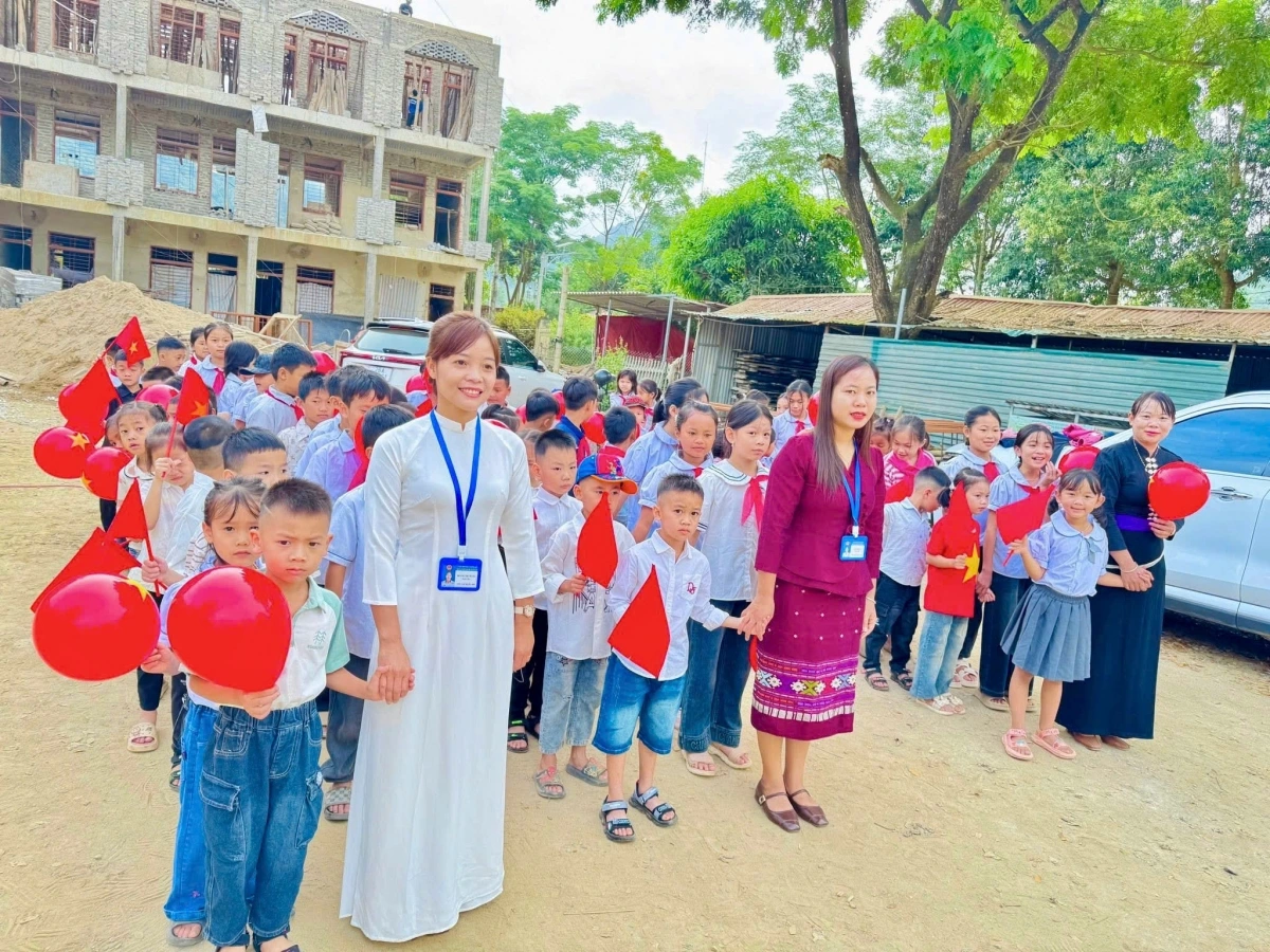 Tại Trường PTDTBT Tiểu học Mường Lạn đang thiếu giáo viên, đặc biệt là giáo viên tiếng Anh và Tin học