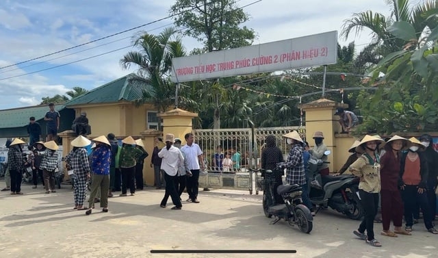 “Phụ huynh Trường Tiểu học Trung Phúc Cường 2 (Nghệ An) phản đối sáp nhập, lo ngại an toàn đi lại của con và cho rằng việc hợp nhất mang tính cơ học