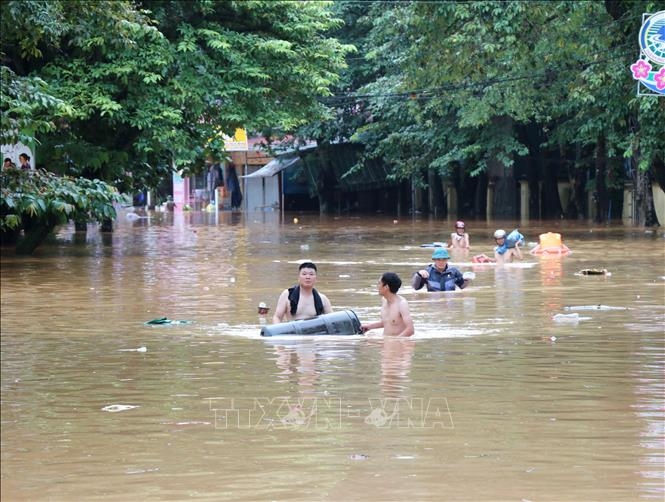 Nước ngập sâu, người dân Tuyên Quang di dời đến nơi an toàn