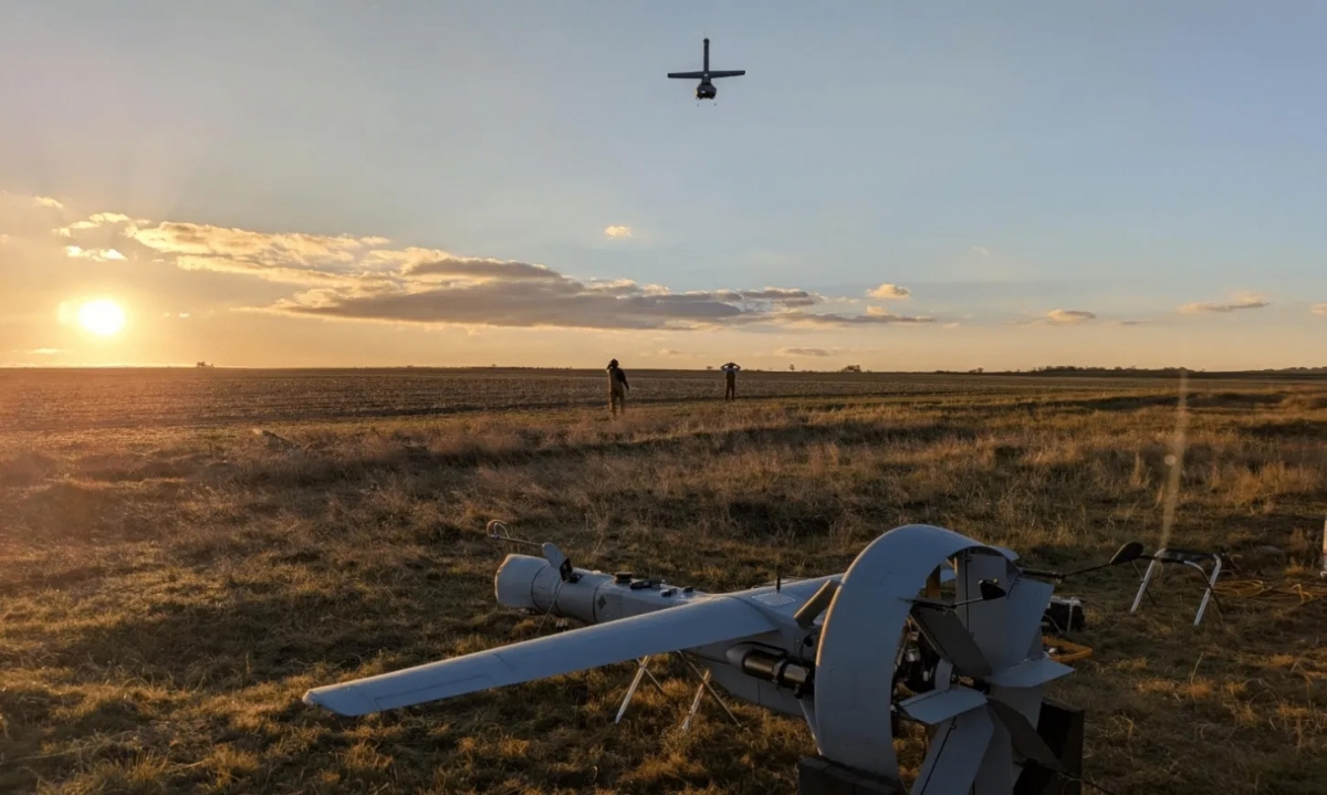 Hai UAV V-BAT hoạt động tại một địa điểm không được tiết lộ, trong bức ảnh không ghi thời gian. Nguồn: Shield AI/Militarnyi