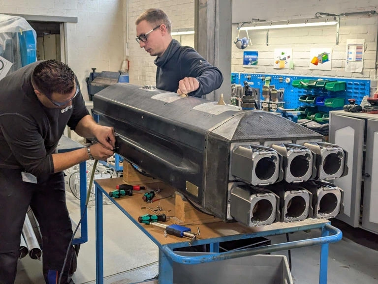 Các nhân viên của Thales Belgium đang làm việc trên hệ thống phóng tên lửa đầu đạn 70mm dành cho trực thăng Eurocopter Tiger. Ảnh: Business Insider