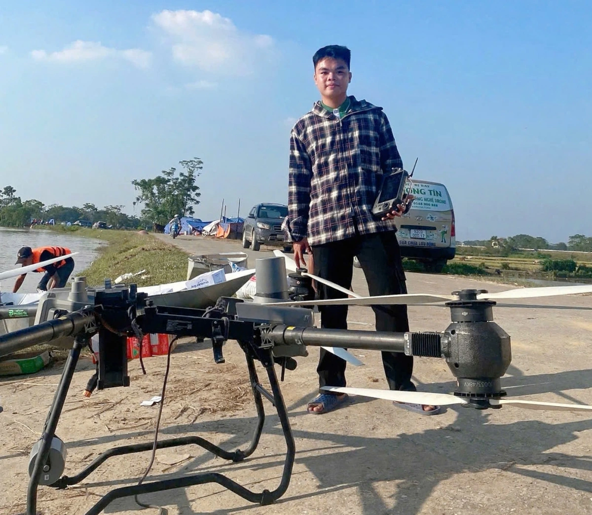 Nguyễn Đại Phát bên "cỗ máy" UAV nông nghiệp