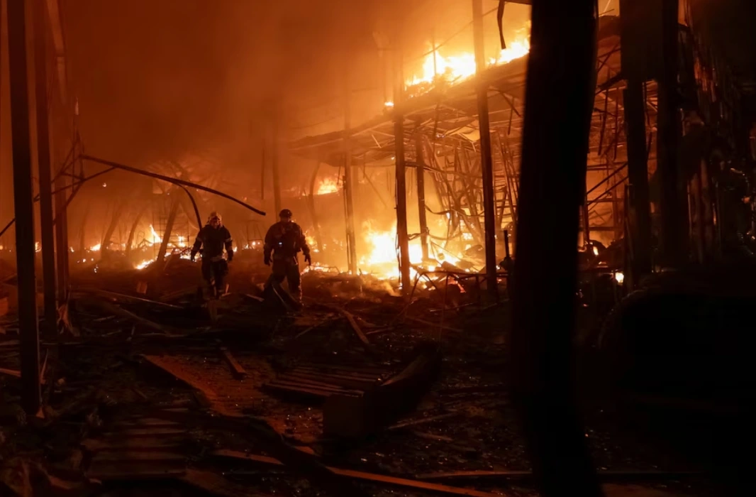 Đám cháy lớn ở Kharkiv sau cuộc tấn công của Nga vào rạng sáng 1/10. Ảnh: Reuters