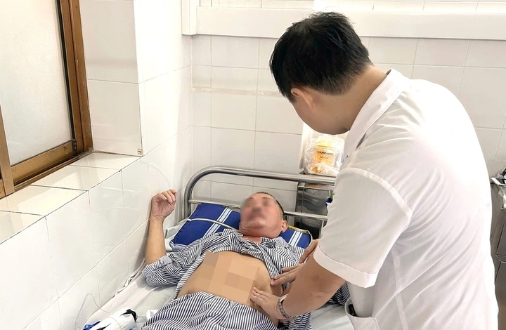Bác sĩ kiểm tra sức khoẻ cho bệnh nhân ung thư. (Ảnh: BVCC)