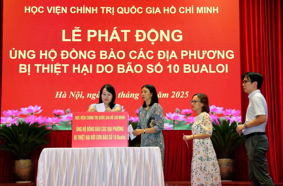 Cán bộ, viên chức Học viện quyên góp ủng hộ đồng bào các địa phương bị thiệt hại do bão số 10 Bualoi.