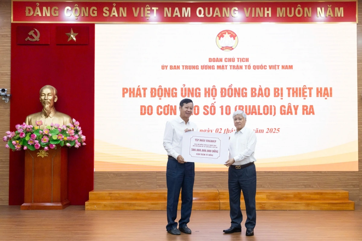  Chủ tịch Ủy ban Trung ương MTTQ Việt Nam Đỗ Văn Chiến tiếp nhận ủng hộ
