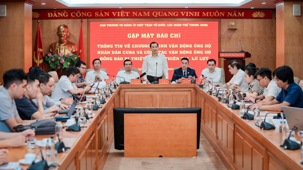Phó Bí thư Đảng ủy MTTQ, các đoàn thể Trung ương Nguyễn Thái Học phát biểu tại cuộc họp.