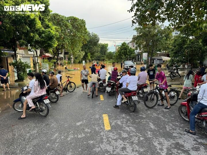 Sau cơn mưa lớn đêm 7/10, nhiều vùng tại Thái Nguyên bị ngập nặng, mất liên lạc cần tiếp tế, ứng cứu khẩn cấp.