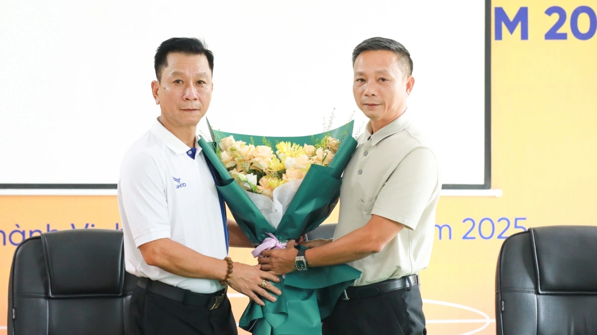 HLV Văn Sỹ Sơn chính thức dẫn dắt CLB SLNA (Ảnh: SLNA).