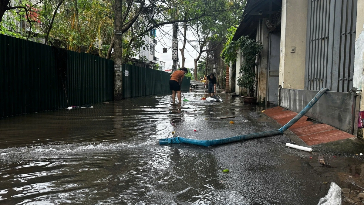 Sử dụng bơm hút nước ra.