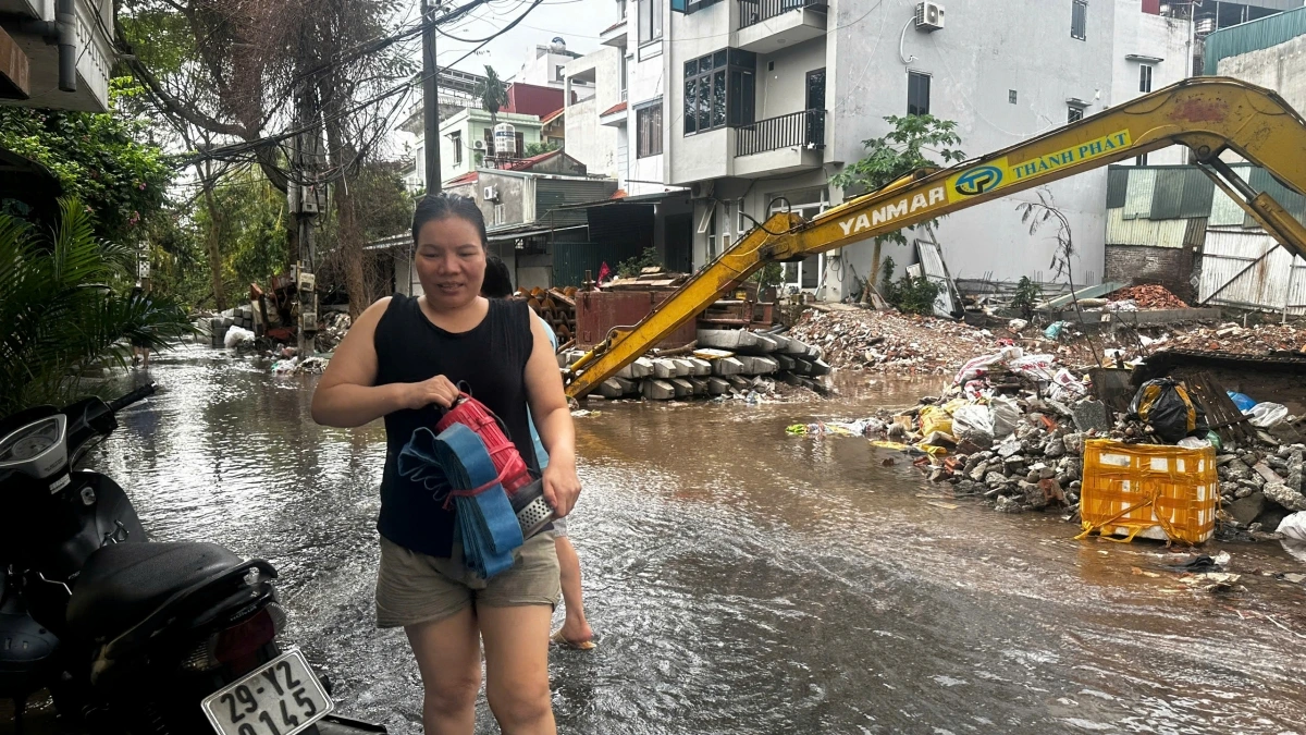 Sau mỗi lần nước ngập người dân phải dùng máy bơm hút nước sinh hoạt trong bể vì nhiễm bẩn.