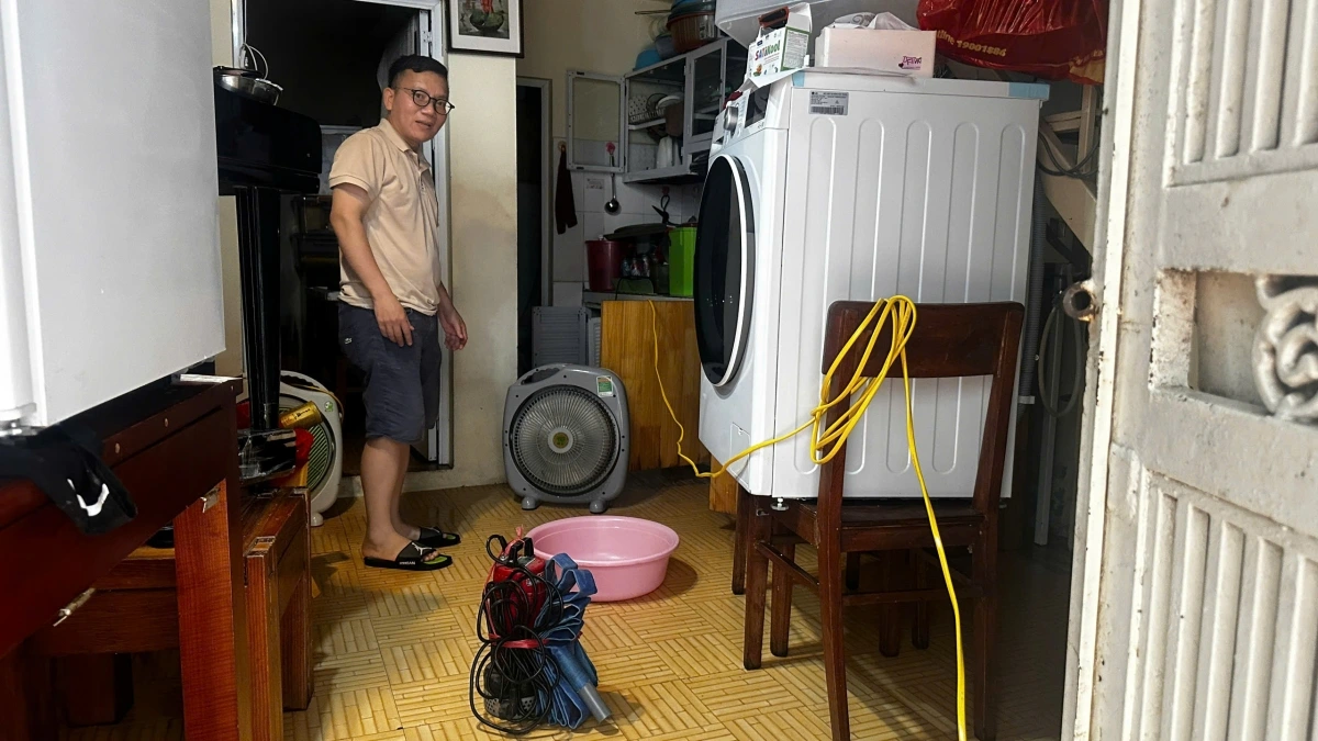 Đồ điện được kê cao để tránh nước ngập gây hư hỏng.
